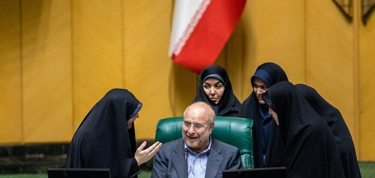 عکس| قالیباف در محاصره زنان نماینده در مجلس