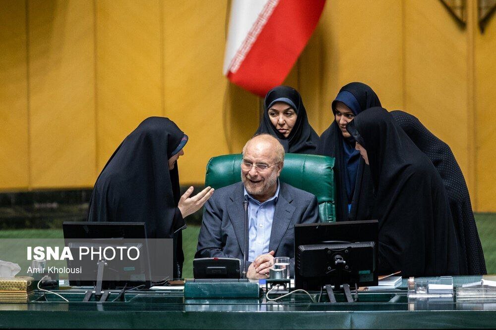 عکس| قالیباف در محاصره زنان نماینده در مجلس