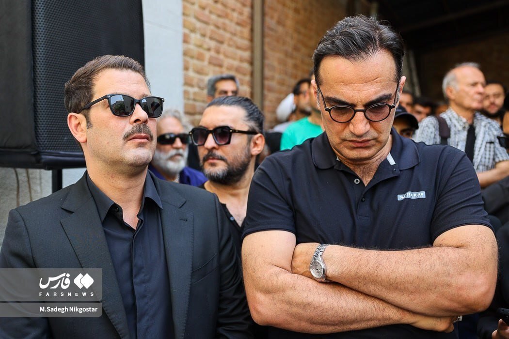 عکس| پژمان بازغی هوادارانش را غافلگیر کرد؛ تغییر چهره آقای بازیگر در مراسم تشییع سعید راد