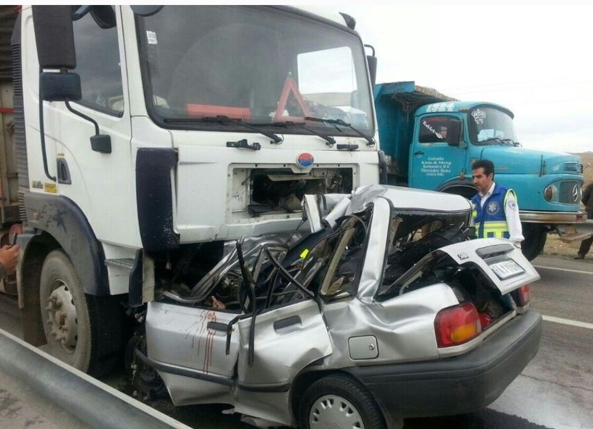 برخورد مرگبار پراید با کامیون پارک شده در شهرک گلستان شیراز
