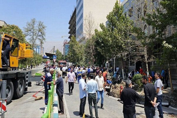 فرونشست زمین در میدان ونک تهران / یک نفر مصدوم شد فرونشست زمین در میدان ونک تهران / یک نفر مصدوم شد