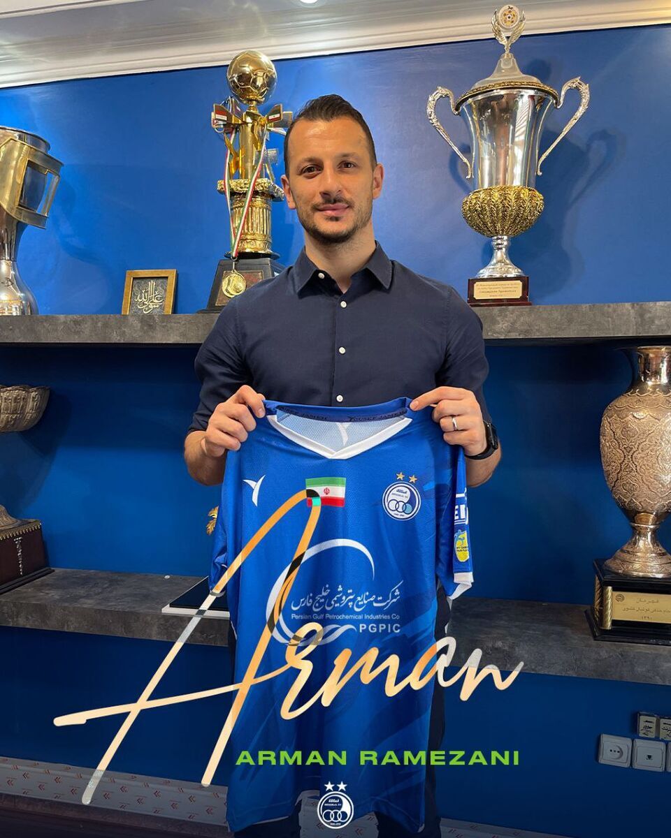 عکس| قرارداد آرمان رمضانی ستاره استقلال رسماً تمدید شد