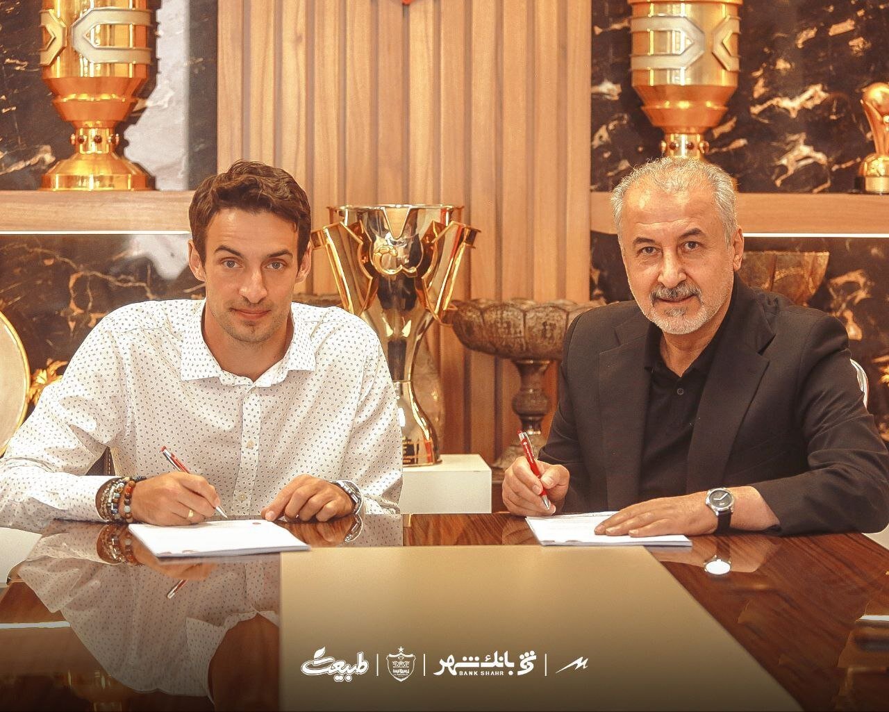 عکس| گیورگی گولسیانی یک فصل دیگر با پرسپولیس تمدید کرد