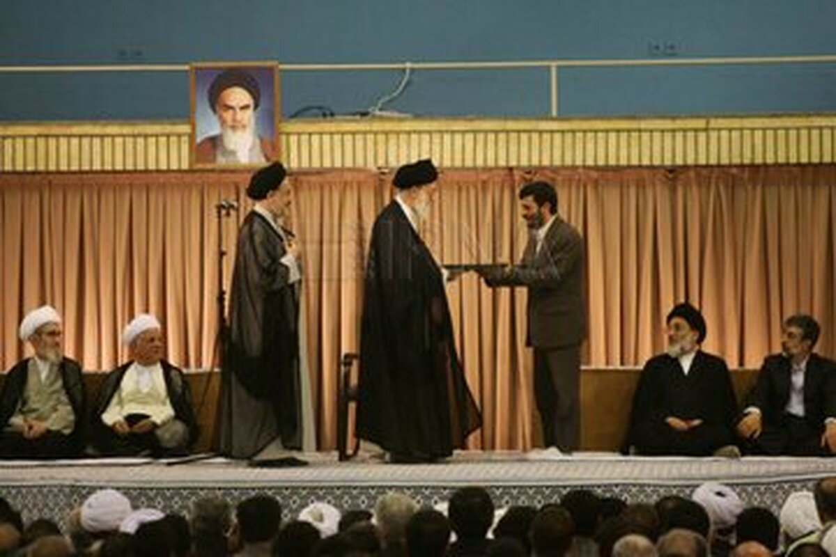 عکس| بوسه احمدی نژاد بر شانه رهبر انقلاب