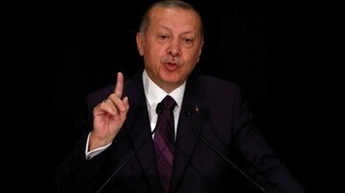 عکس| حرکت جنجالی «اردوغان» در یک مراسم؛ پسر بچه سیلی خورد!