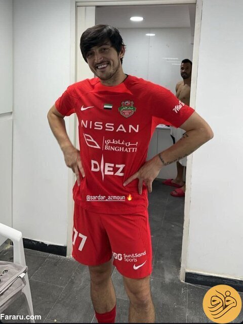عکس| ابراز خوشحالی سردار آزمون با پیراهن شباب الاهلی