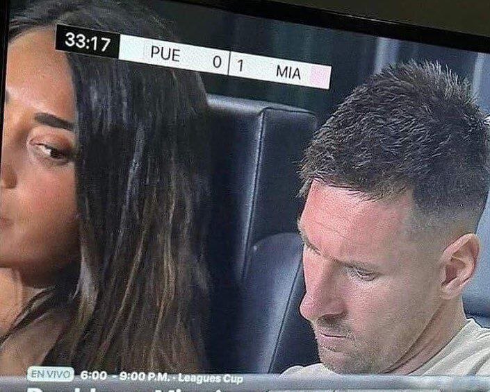 عکس| اقدام جنجالی همسر مسی؛ چک کردن تلفن همراه لئو توسط آنتونلا