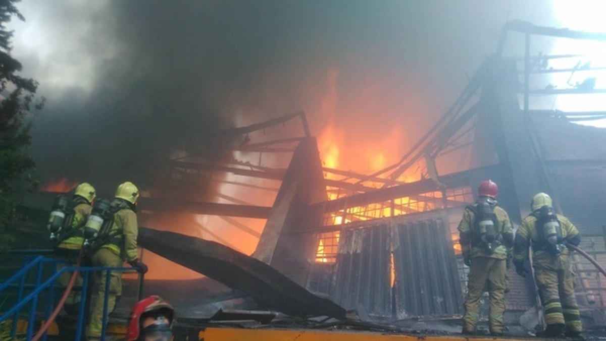 آتش‌سوزی گسترده انبار کالا در جاده قدیم کرج