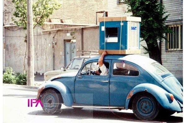 عکس| نوستالژی؛ حمل کولر روی سقف فولکس قورباغه‌ای در تهران قدیم