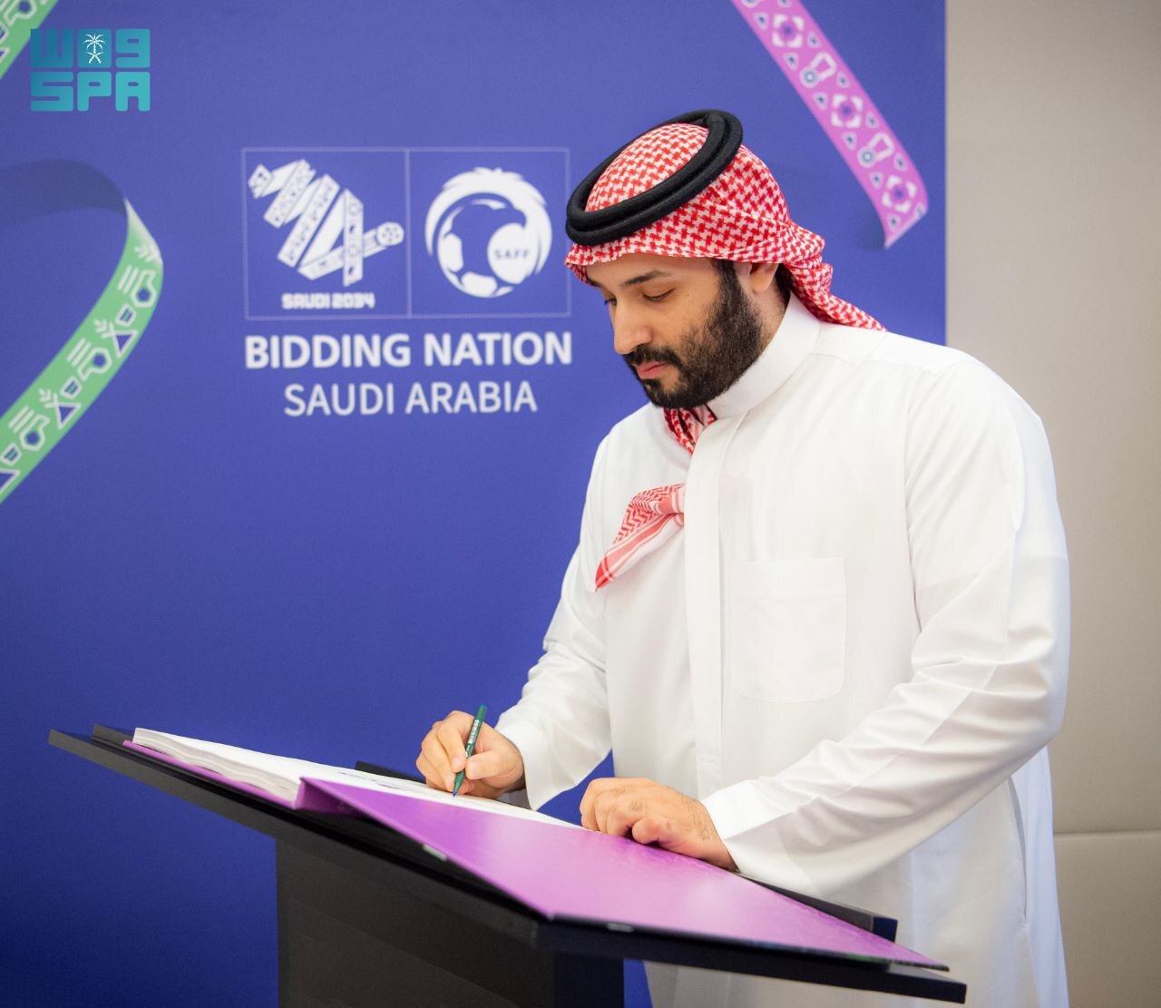عکس| امضای پرونده نامزدی برای میزبانی عربستان؛ اعلام آمادگی بن سلمان در جام جهانی ۲۰۳۴