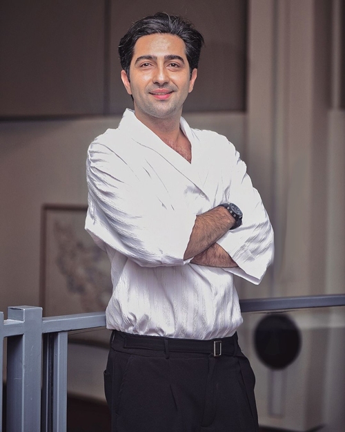 عکس| علی سخنگو؛ پارسا سریال «دلدادگان» با یک استایل کلاسیک