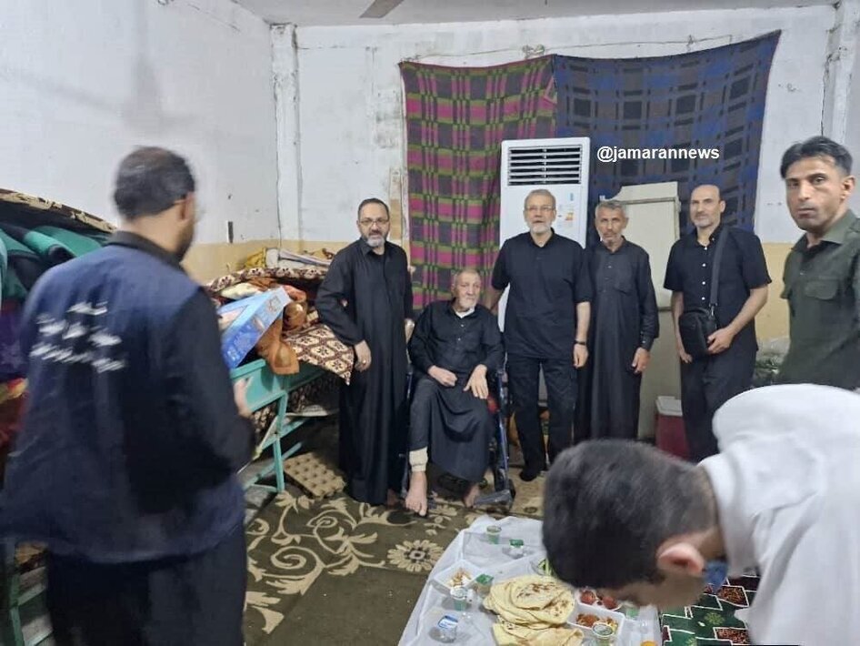 عکس| اقتدای علی لاریجانی به عمار حکیم در نماز جماعت