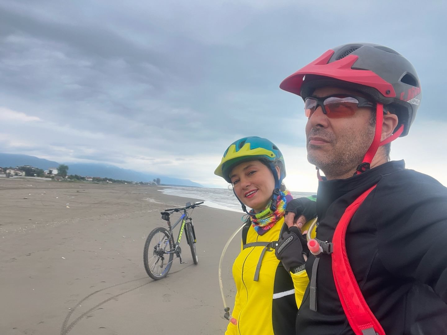 عکس| دوچرخه سواری سحر ولدبیگی و نیما فلاح در کنار ساحل