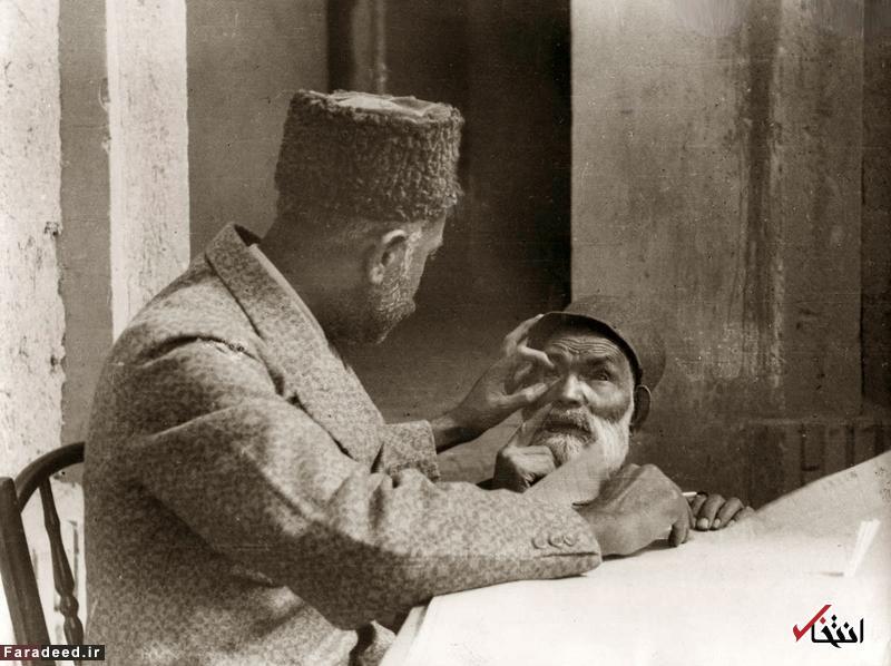 عکس| معاینه چشم یک بیمار در حاشیه خیابان در سال ۱۳۱۳