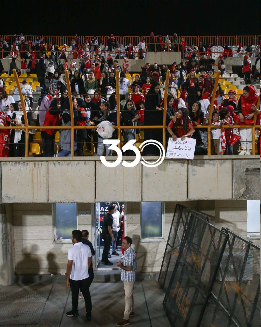 عکس| حرکت تحسین برانگیز کنعانی‌زادگان به درخواست هوادار پرسپولیسی