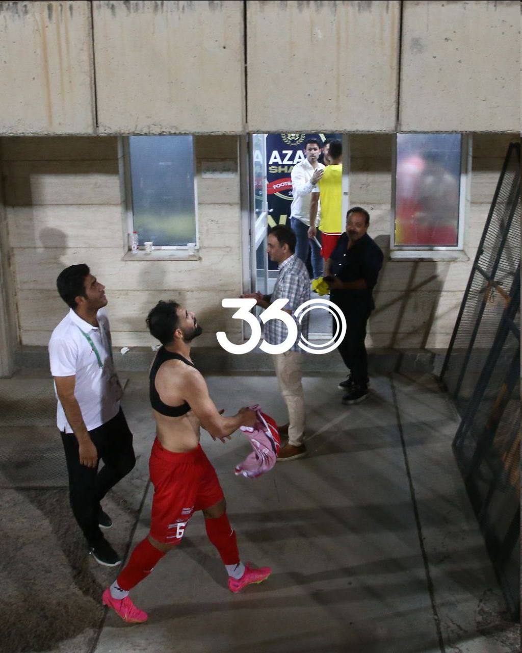 عکس| حرکت تحسین برانگیز کنعانی‌زادگان به درخواست هوادار پرسپولیسی