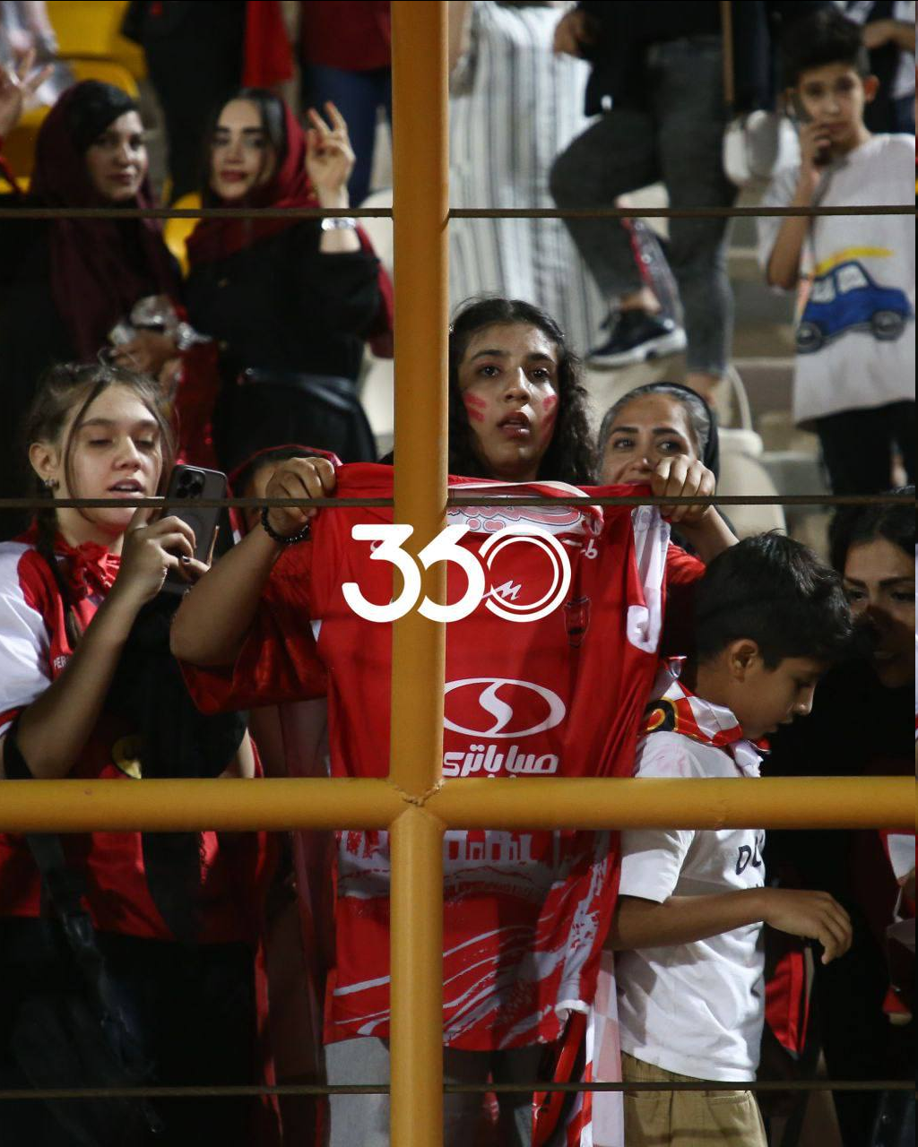 عکس| حرکت تحسین برانگیز کنعانی‌زادگان به درخواست هوادار پرسپولیسی