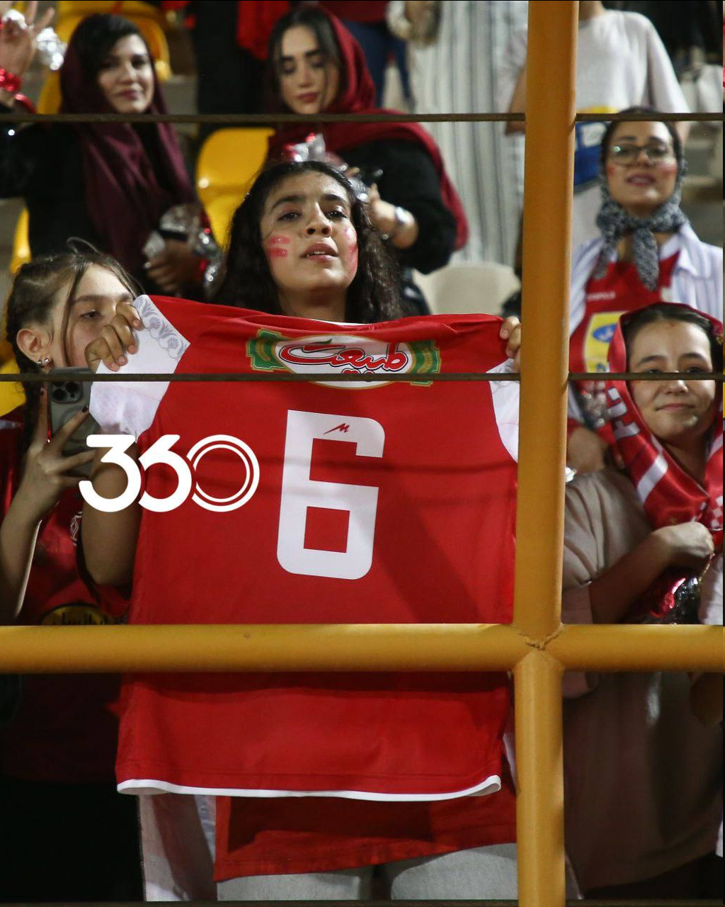 عکس| حرکت تحسین برانگیز کنعانی‌زادگان به درخواست هوادار پرسپولیسی