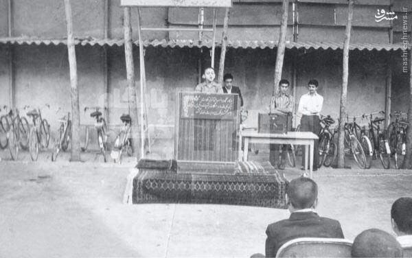 عکس| کودکی محمدجواد ظریف روی سکوی مدرسه در حال سخنرانی در دهه ۴۰