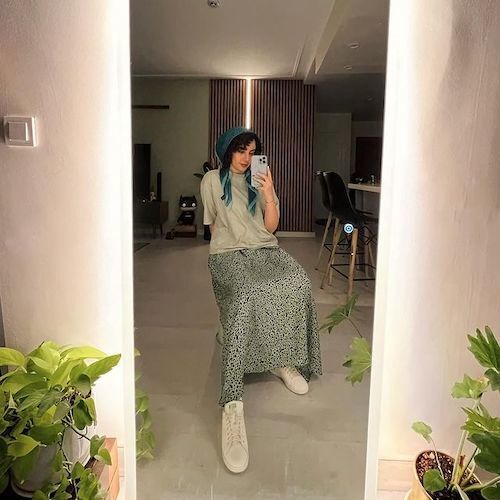 عکس/استایل خانگی ترلان پروانه؛ دامن شیک تابستانی و تی شرت لانگ عکس/استایل خانگی ترلان پروانه؛ دامن شیک تابستانی و تی شرت لانگ