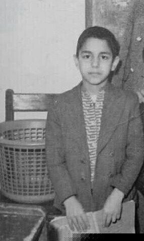 عکس| کودکی مهران مدیری در مدرسه با کت و شلوار