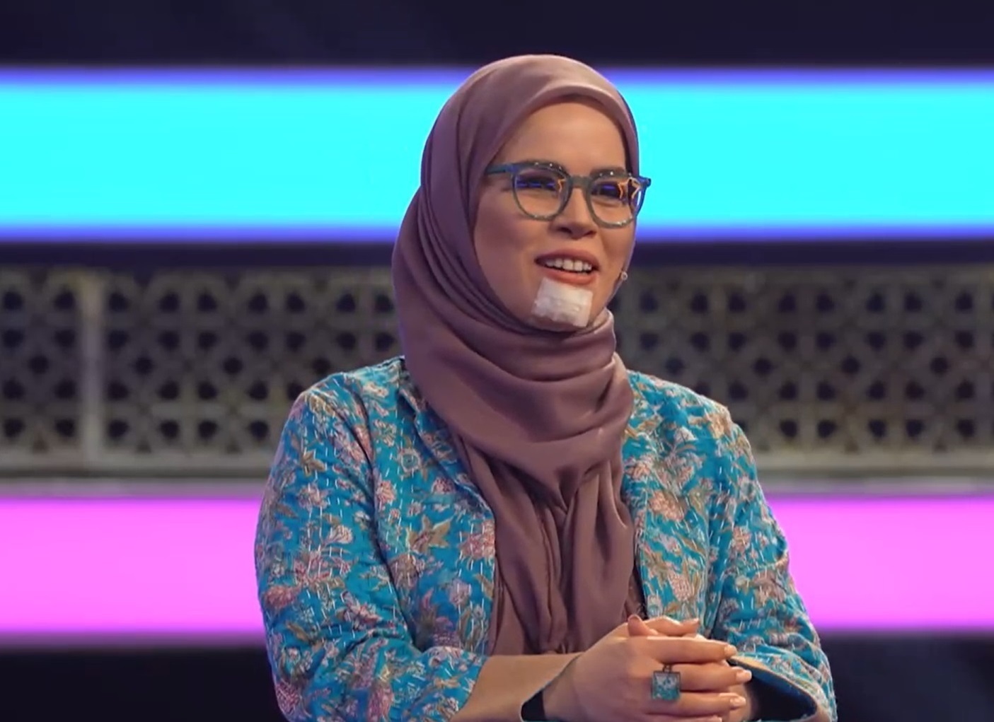 عکس| ملیکا شریفی‌‌نیا با چهره پانسمان‌شده در تلویزیون