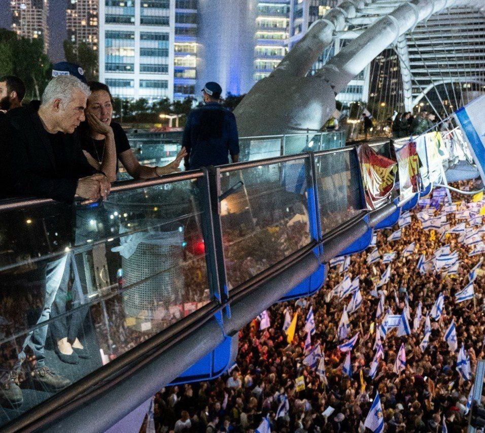 عکس| شورش در تلآویو؛ لاپید و گانتس درمیان معترضان عکس| شورش در تلآویو؛ لاپید و گانتس درمیان معترضان