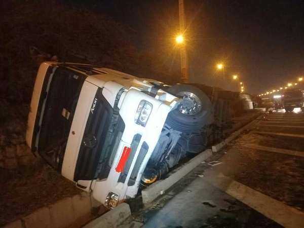 واژگونی تانکر ۳۰ هزار لیتری مشتقات بنزین در بزرگراه آزادگان تهران