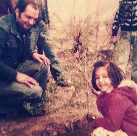 عکس دیده نشده از کودکی هدیه تهرانی در حال کاشت درخت