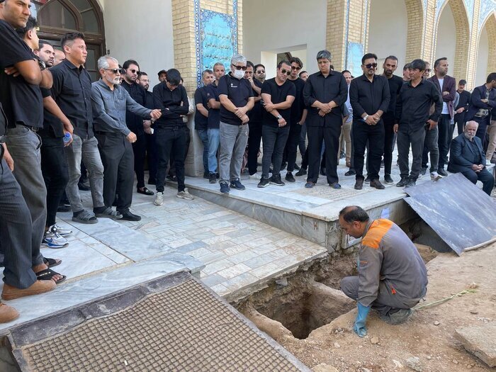 خداداد عزیزی به سوگ نشست