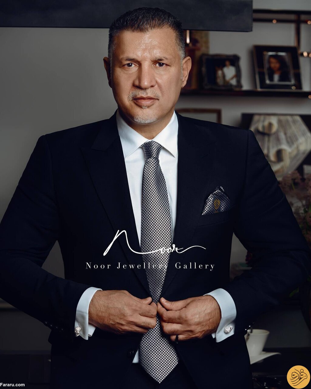 عکس/ علی دایی مدل همسرش در محصولات گالری جواهرات شد