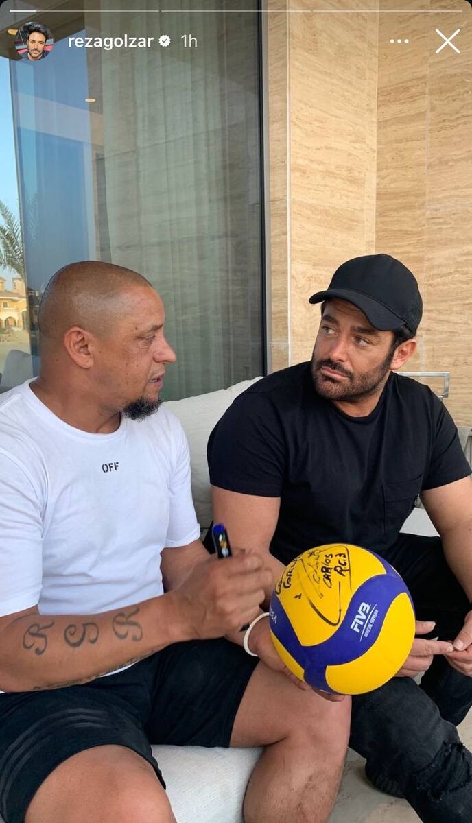 عکس/ هدیه ارزشمند روبرتو کارلوس به محمدرضا گلزار عکس/ هدیه ارزشمند روبرتو کارلوس به محمدرضا گلزار