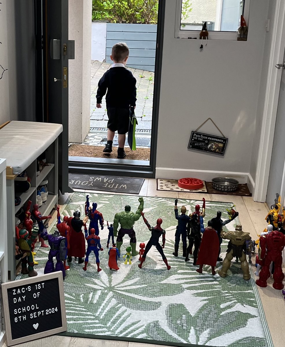 عکس/ صحنه‌ای از روز اول مدرسه یک پسربچه اهل انگلیس که میلیون‌ها بار دیده شد