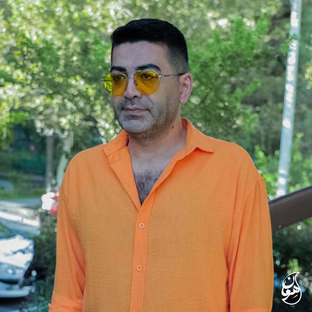 عکس/ تیپ شاد فرزاد حسنی در مراسم بزرگداشت فرامرز قریبیان جنجالی شد