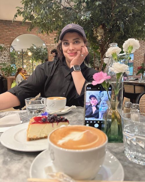 عکس/ خانم بازیگر بعد از مدت ها آفتابی شد؛ حضور روشنک عجمیان در یک مکان خاص