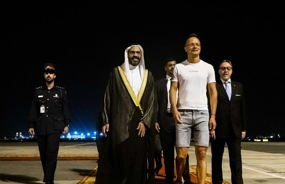 عکس/ حضور وزیر خارجه مجارستان با تیشرت و شلوارک در بحرین عکس/ حضور وزیر خارجه مجارستان با تیشرت و شلوارک در بحرین