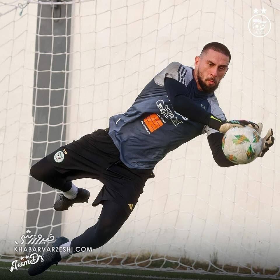 عکس/ پرواز گلر پرسپولیس در آسمان آفریقا عکس/ پرواز گلر پرسپولیس در آسمان آفریقا