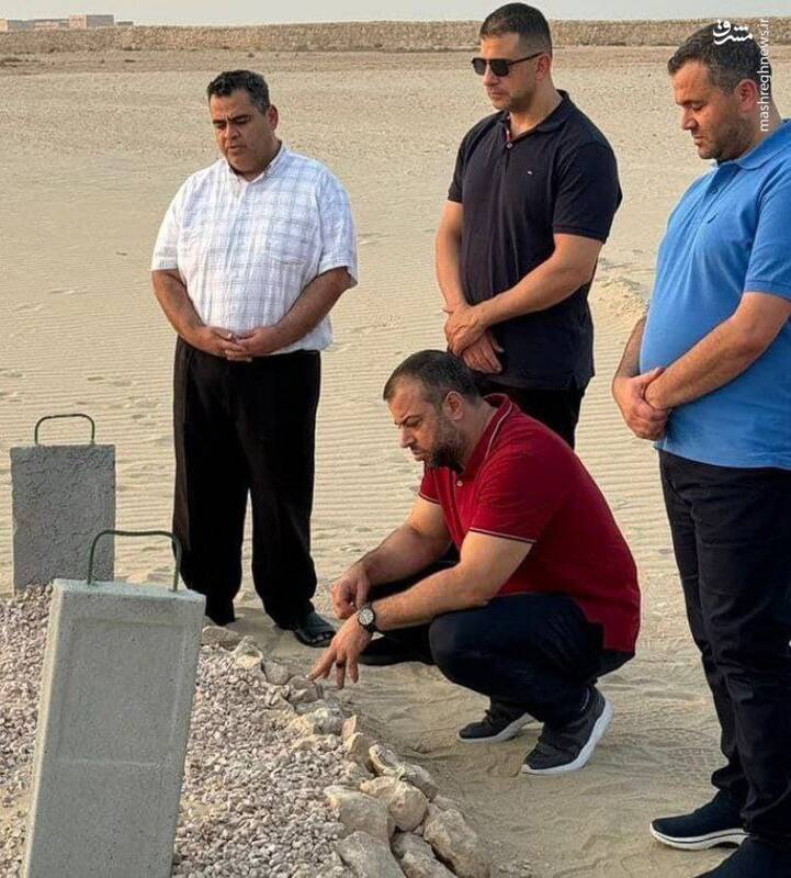 تصویر حضور فرزندان شهید هنیه بر مزار پدر