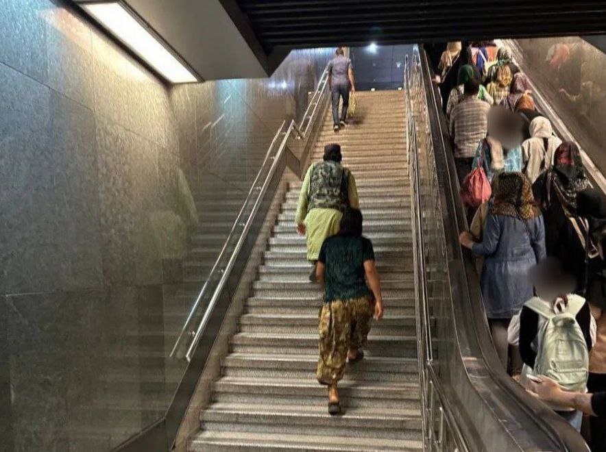 عکس/ کابل نه اینجا تهران است؛ حضور گسترده افغان ها در مترو