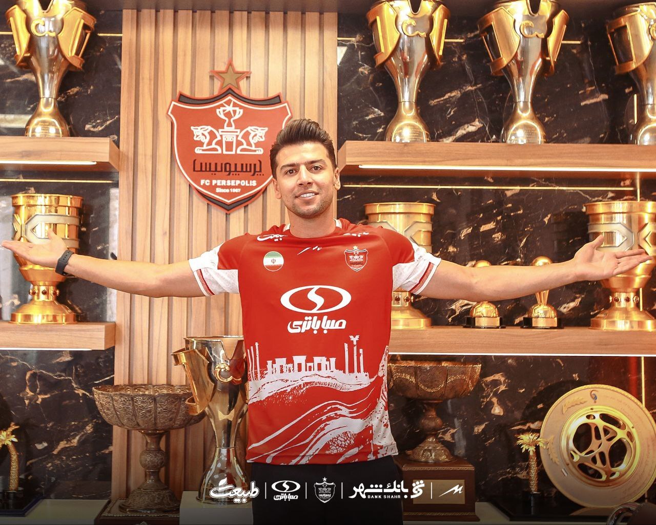 سعید مهری با پیراهن و جامهای پرسپولیس دلبری کرد سعید مهری با پیراهن و جامهای پرسپولیس دلبری کرد