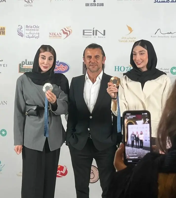 عکس| برگزاری مراسم تجلیل از ناهید کیانی و مبینا نعمت زاده در کنار امین حیایی