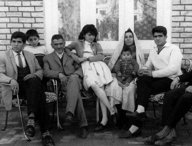 عکس/ استاد شجریان در کنار خانواده‌اش