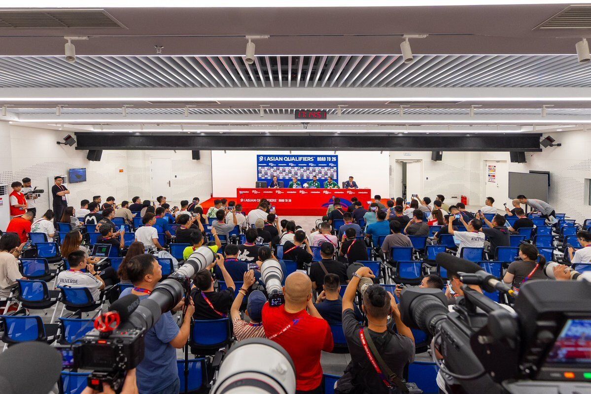 عکس/ استقبال جالب خبرنگاران چینی از روبرتو مانچینی؛ عربستانی‌ها کجا هستند؟