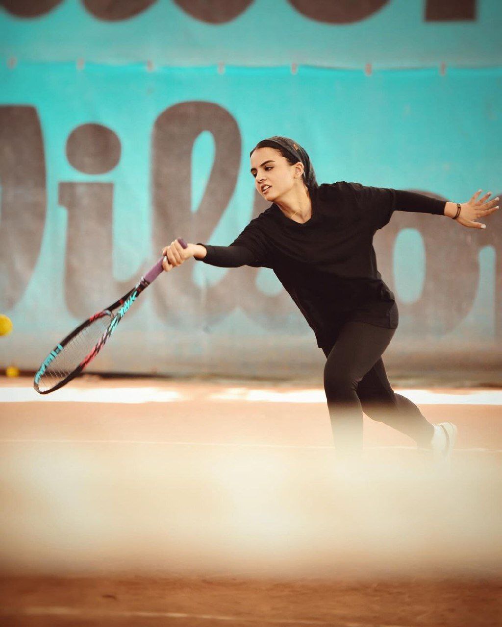 عکس/ سارا حاتمی بازیگر ۱۹ ساله سینمای ایران در زمین تنیس