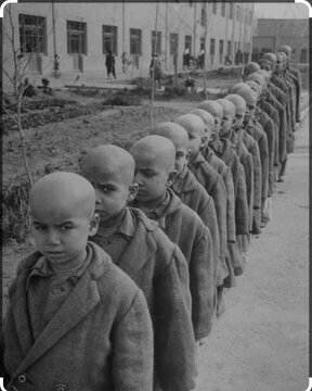 عکس/ صف غم‌انگیز کودکان در پرورشگاهی در اصفهان در سال ۱۳۳۰