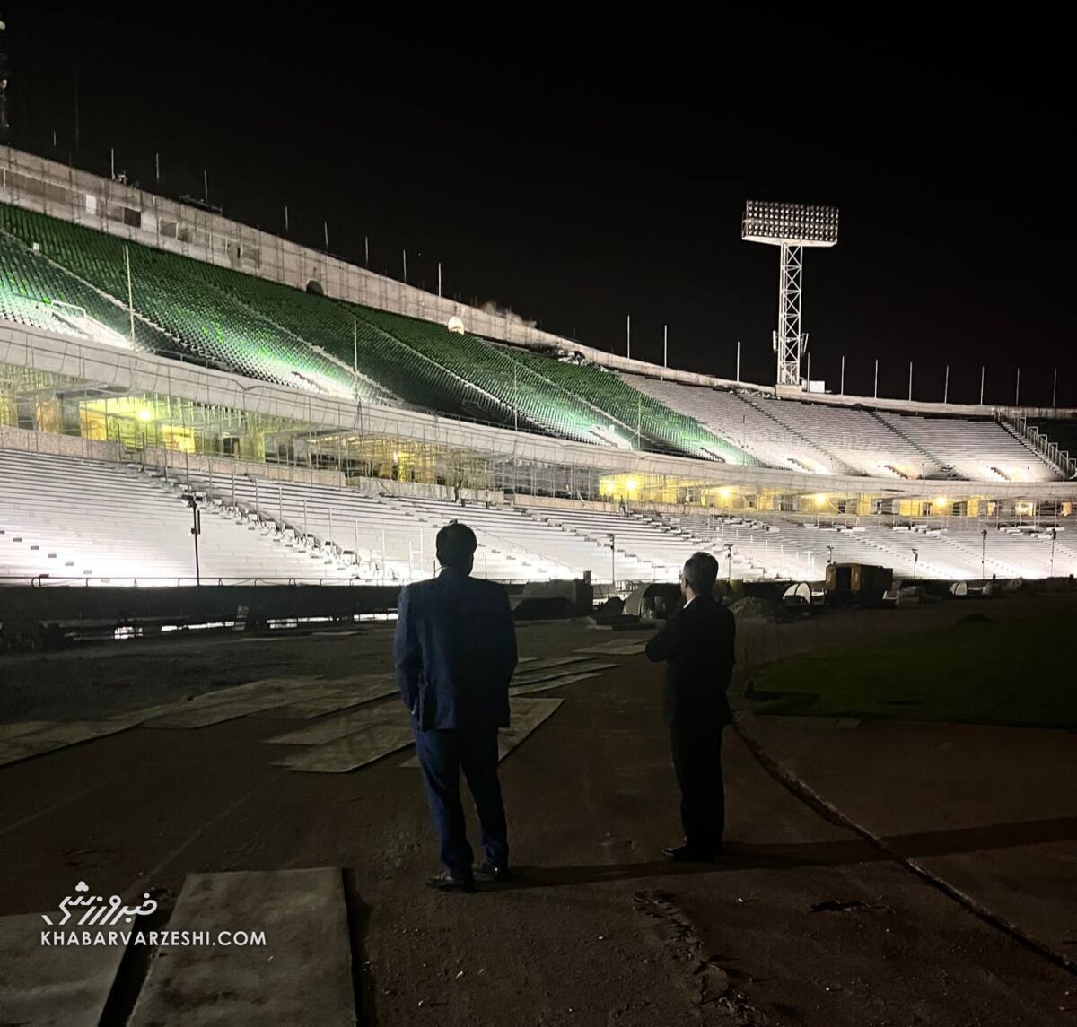 عکس/ بازدید سرزده و شبانه ساعت ۲ بامداد وزیر ورزش از روند بازسازی استادیوم آزادی