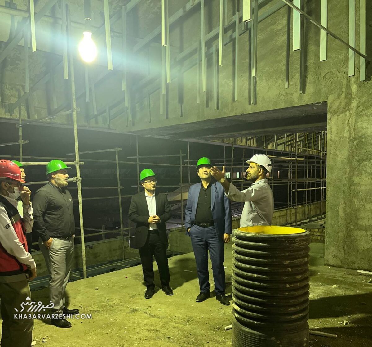 عکس/ بازدید سرزده و شبانه ساعت ۲ بامداد وزیر ورزش از روند بازسازی استادیوم آزادی