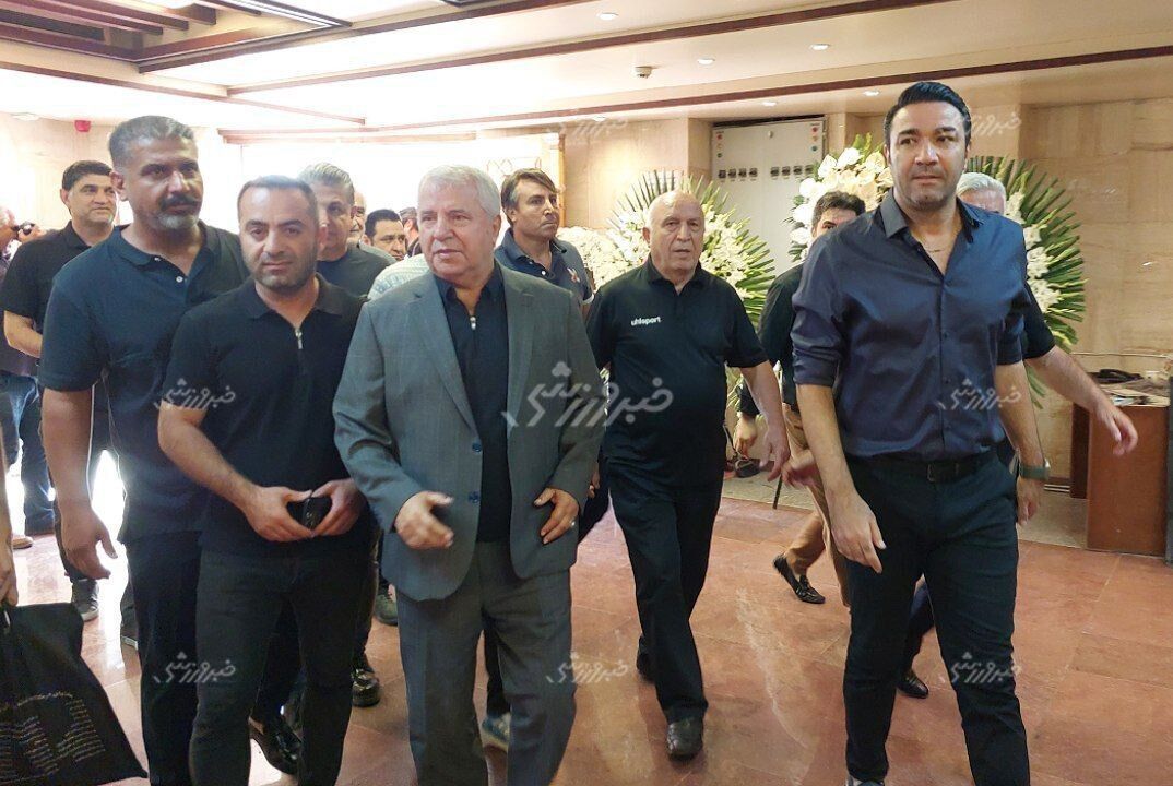 عکس/ حضور علی پروین و جواد نکونام در مراسم ختم پدر خداداد عزیزی