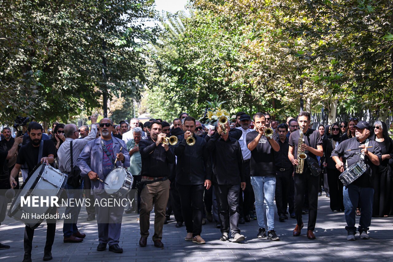 در مراسم تشییع پیکر پری صابری چه گذشت؟ + عکس در مراسم تشییع پیکر پری صابری چه گذشت؟ + عکس