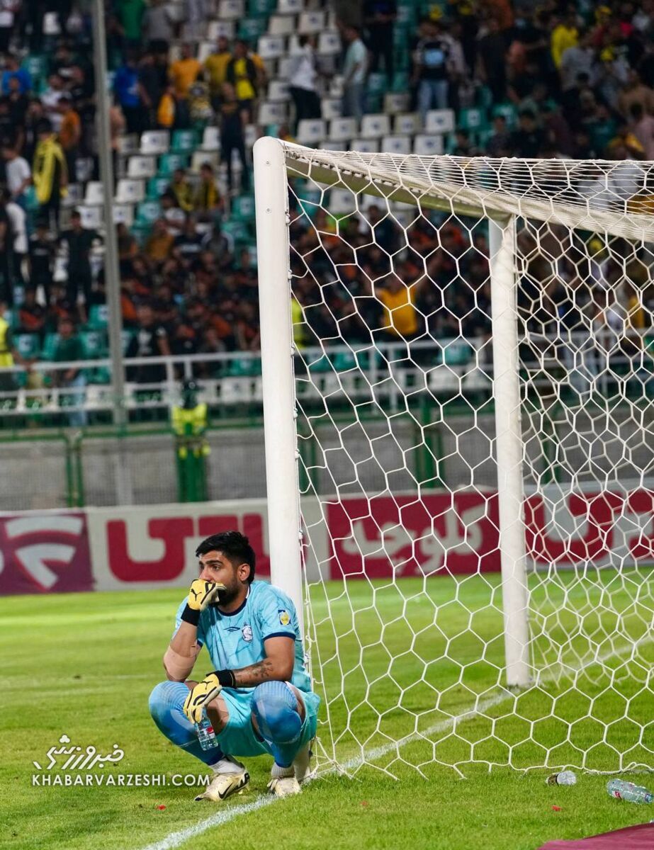 عکس/ صحنه‌ای غم‌انگیز از بازی سپاهان و ملوان؛ فرعباسی پشت در اتاق عمل